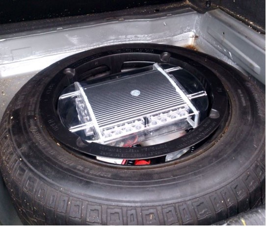 Man kan legge lysbjelken i reservehjulet for at den ikke skal oppta plass i bilen.